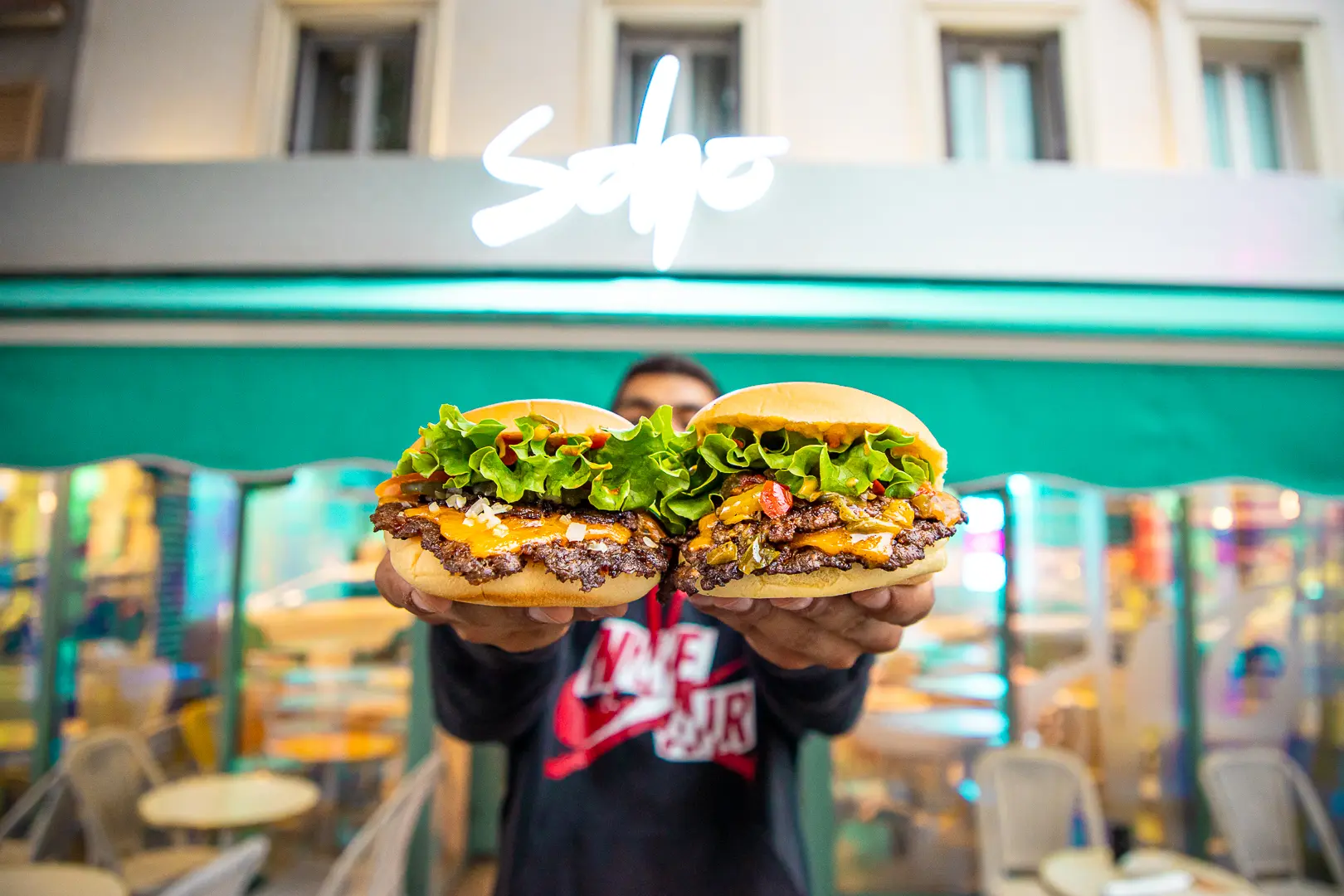 Photographie culinaire d'un burger artisanal pour Bills Burger Paris — shooting professionnel sur fond sombre