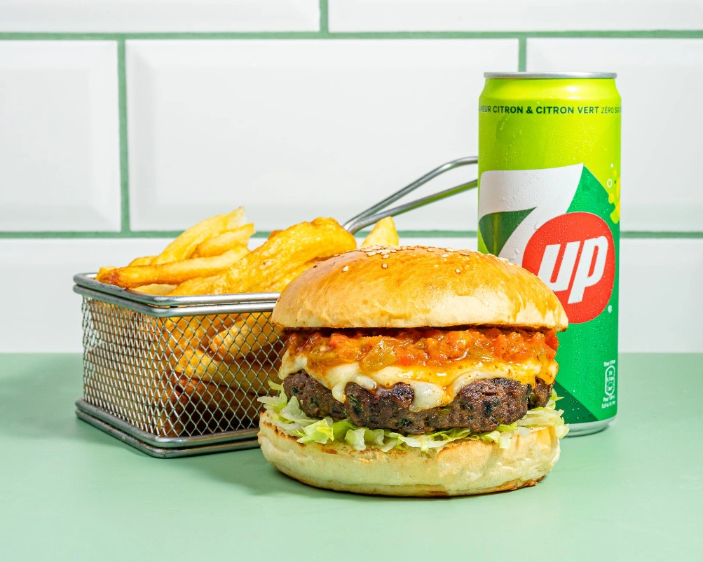 Shooting photo menu fast food Paris — burger smash sur fond coloré pour plateforme de livraison Uber Eats