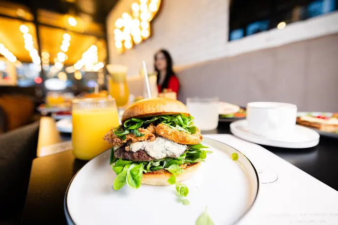 ros plan burger avec fromage fondu — photo culinaire professionnelle pour menu restaurant Paris