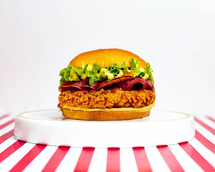 Photographie culinaire d'un burger artisanal pour Bills Burger Paris — shooting professionnel sur fond sombre